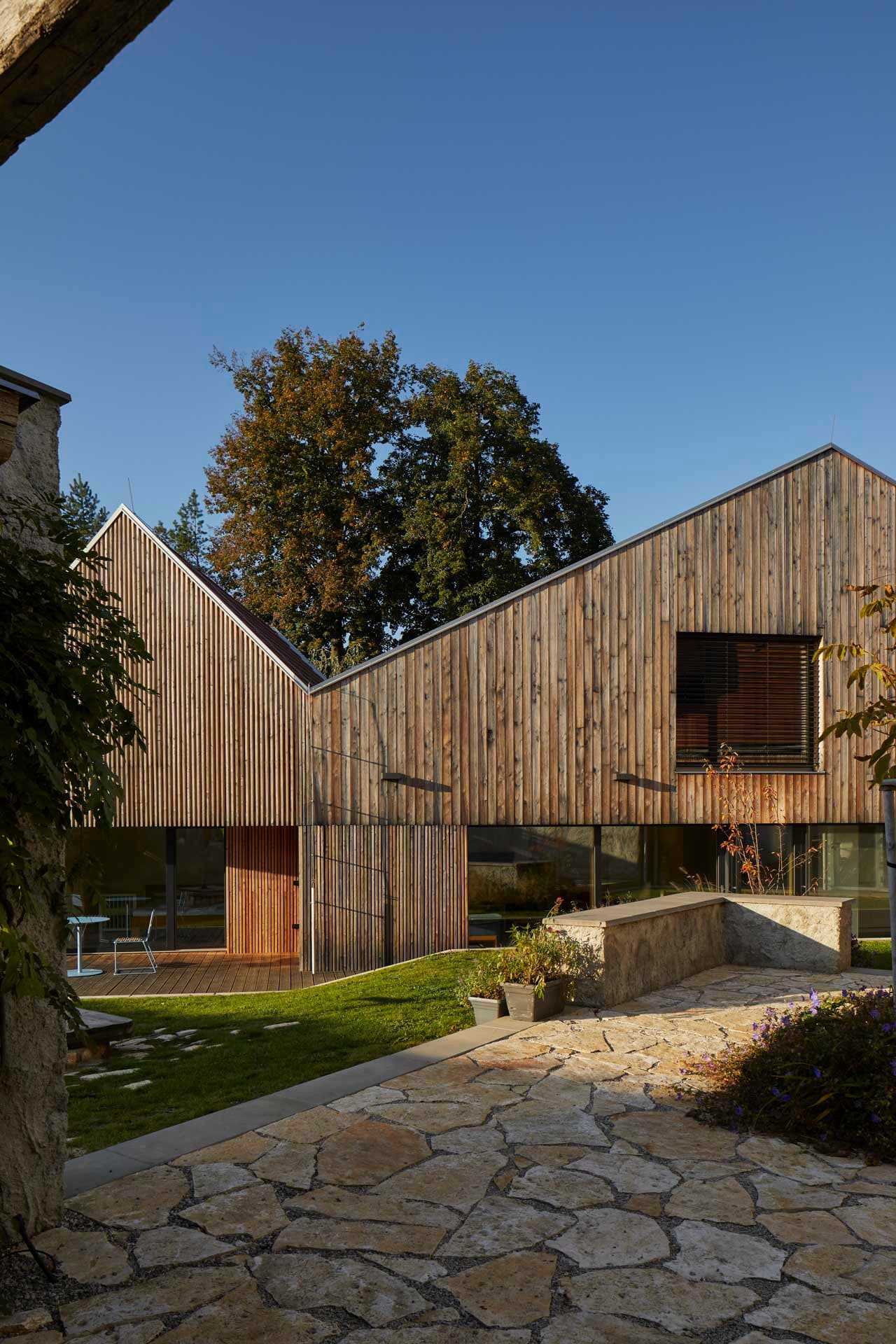 Nový dům se starým mlýnem – usedlost v Opatové | myLoci