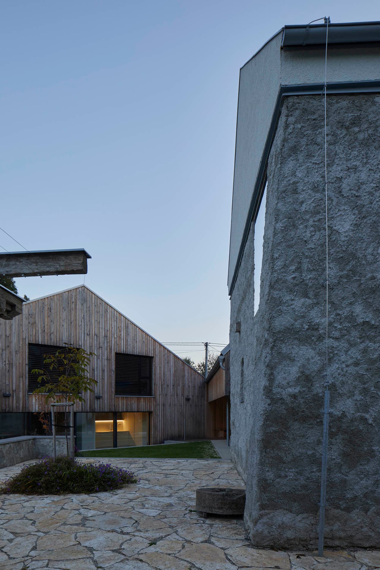 Nový dům se starým mlýnem – usedlost v Opatové | myLoci